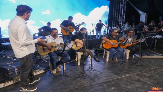 Apresentação cultural reúne talentos da terra em Romaria e atrai multidão