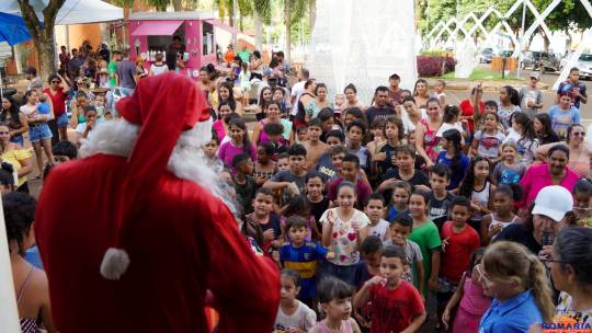 Chegada do Papai Noel em Romaria encanta crianças e promove alegria