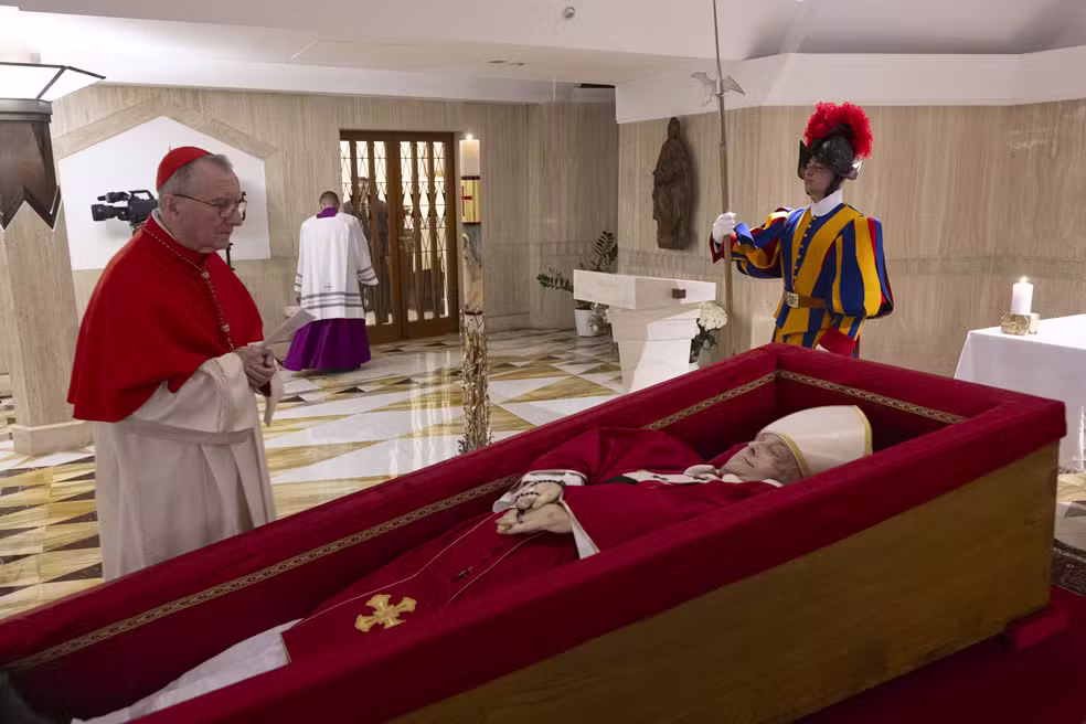 Vestes vermelhas, terço nas mãos, guarda suíça: a simbologia da primeira foto divulgada do corpo do papa Francisco